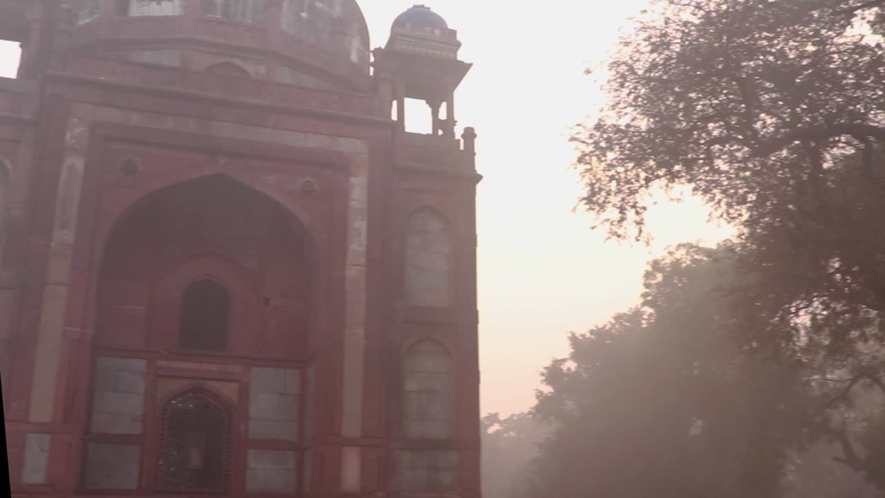 puerta de entrada a la tumba de humayun en la mañana nublada desde una perspectiva única tomada en delhi india