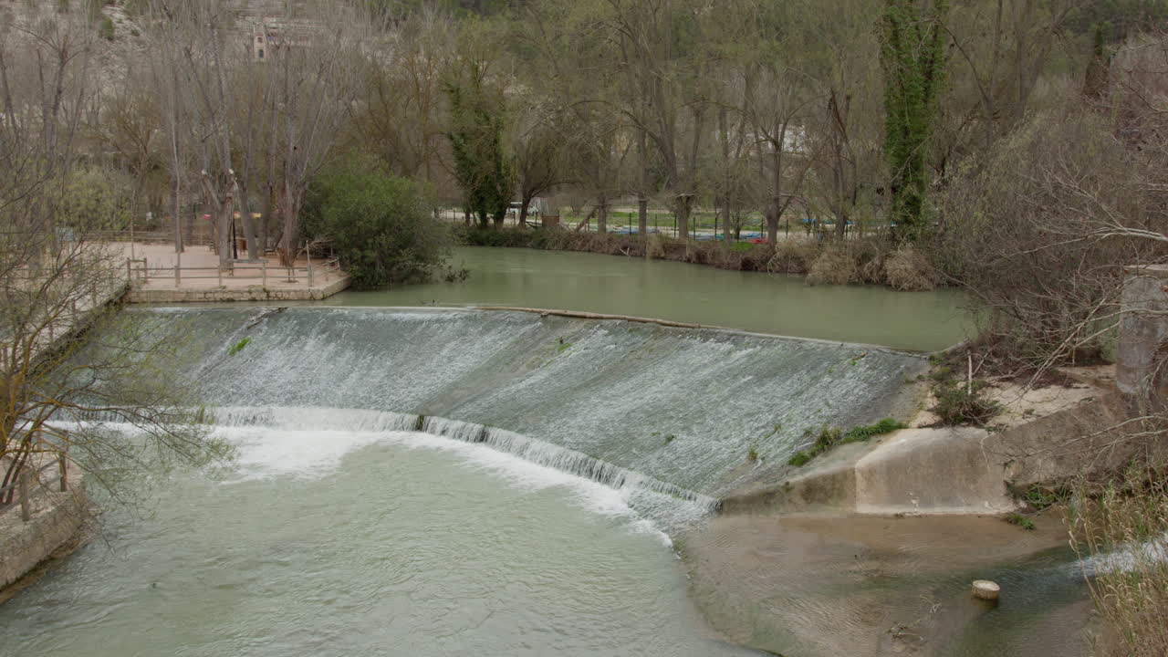 폭포 와 울창 한 초록색 을 가진 조용 한 강 풍경