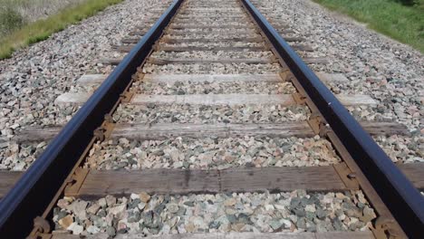 Primer-Plano-De-Viajar-Por-El-Ferrocarril,-Vista-De-ángulo-Bajo