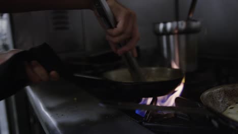 Chef-Cocinando-Con-Llamas-De-Cacerola-En-La-Estufa