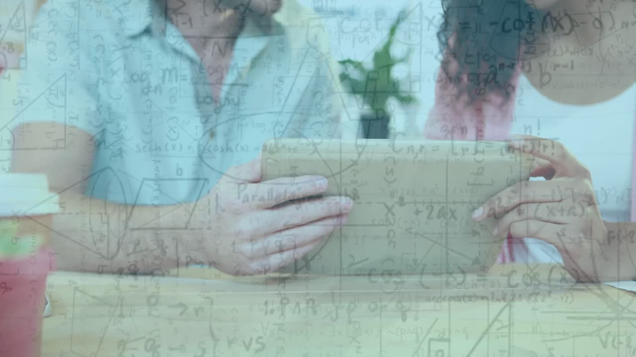 animación de ecuaciones matemáticas sobre personas que usan tablets