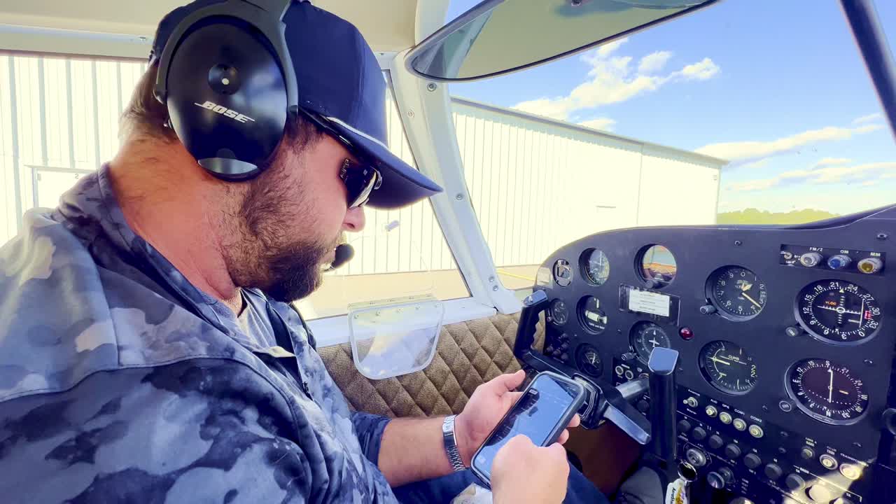 piloto privado uso de la aplicación de aviación en el teléfono inteligente durante la inspección previa al vuelo de piper cherokee 180 antes del vuelo