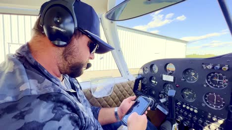 Piloto-Privado-Utilizó-Una-Aplicación-De-Aviación-En-Un-Teléfono-Inteligente-Durante-La-Inspección-Previa-Al-Vuelo-De-Piper-Cherokee-180-Antes-Del-Vuelo