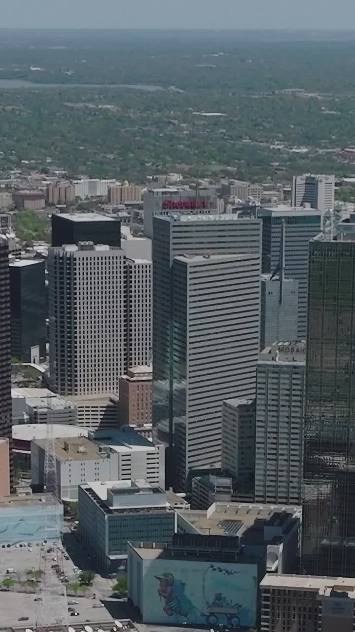 Vista aérea do centro de Dallas mostrando os edifícios da cidade e o horizonte