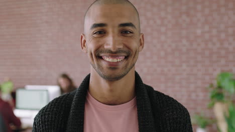 Retrato-De-Un-Joven-Y-Apuesto-Hombre-De-Raza-Mixta-En-Un-Espacio-De-Trabajo-De-Oficina-Contemporáneo-Sonriendo-Feliz-Disfrutando-De-Iniciar-Un-Negocio