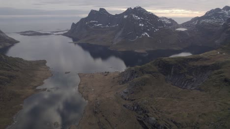 俯<unk>vinstad村的空中景色在云<unk>的lofotodden,lofoten - pan,无人机拍摄