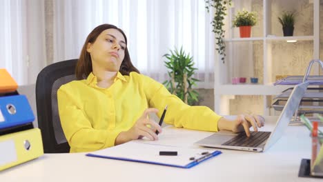 Mujer-Joven-Aburrida-Y-Frustrada-Con-Poca-Motivación-Trabajando-Desde-Casa-En-Una-Computadora-Portátil.