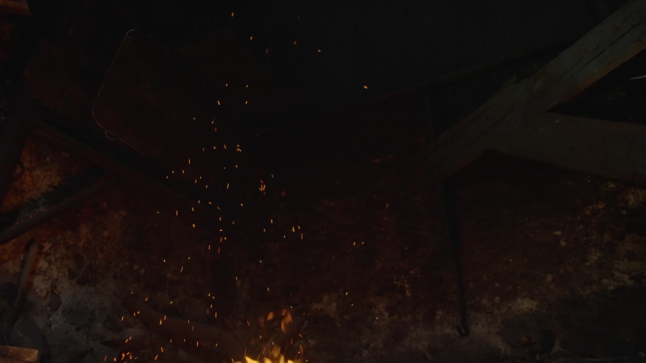 돌 벽난로에서 불꽃이 튀고 불꽃이 튀고, 느린 동작