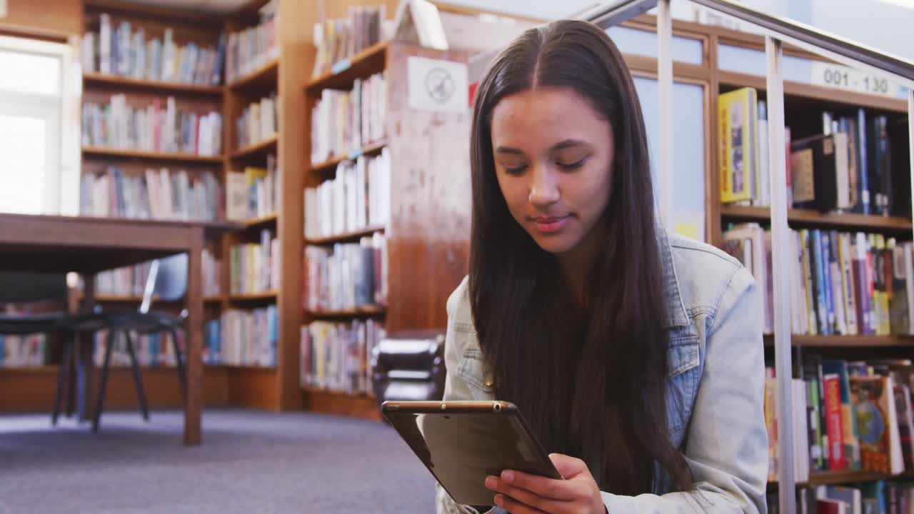 estudiante asiática sentada y usando una tableta