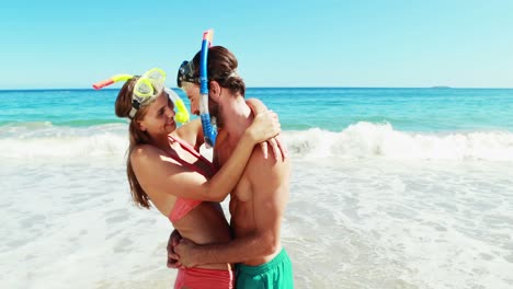 una pareja abrazándose en la playa.