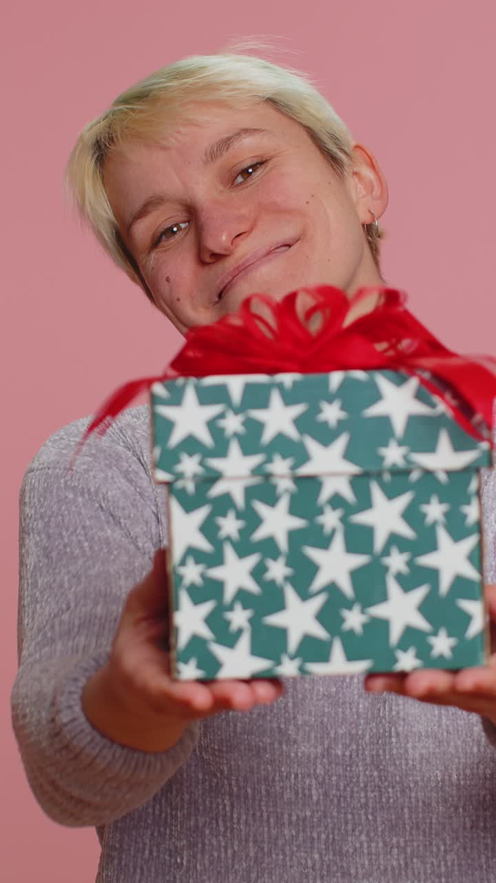 Donna sorridente che presenta una scatola regalo di compleanno stende le mani offre un regalo avvolto bonus di carriera