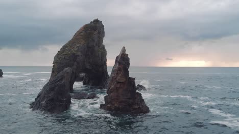 crohy head en donegal irlanda ola oceánica en las rocas al atardecer