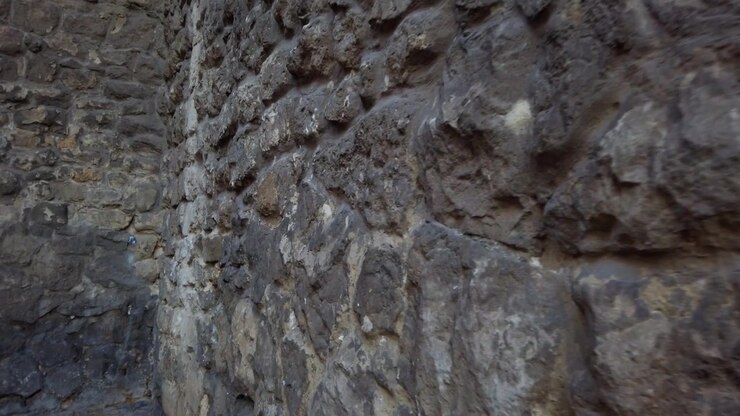 Antico muro medievale in pietra. Un elemento di architettura antica.