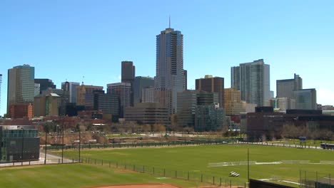 Die-Skyline-Von-Denver-Colorado-Skyline-An-Einem-Sonnigen-Tag