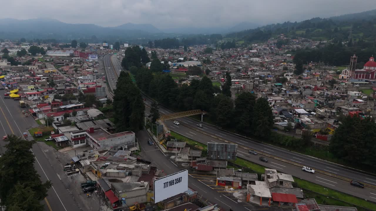 Filmato aereo realizzato con drone dell'autostrada Messico-Cuernavaca in una giornata nuvolosa