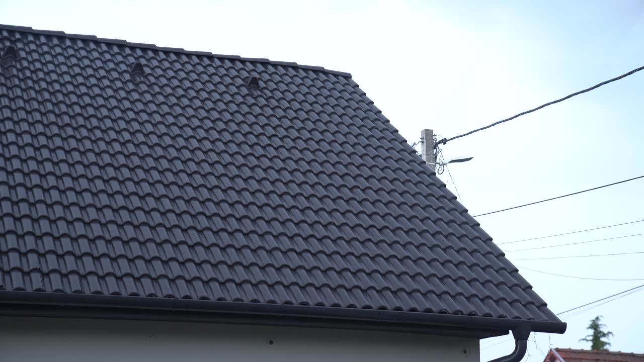 la casa está cubierta con un moderno techo de metal para protegerla de las fuertes lluvias