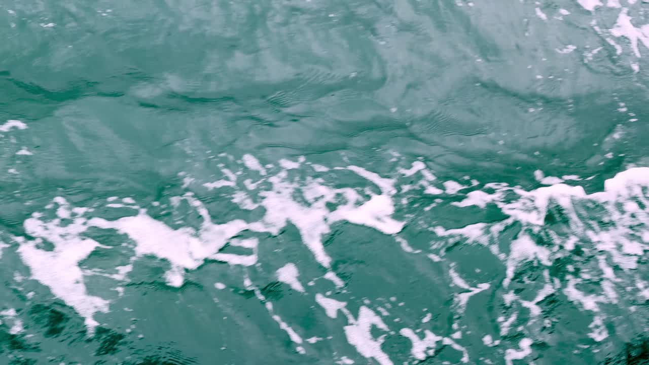 Acqua e schiuma si increspano mentre la barca avanza