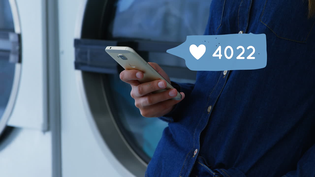 enviando mensajes de texto mientras se lava la ropa 4k