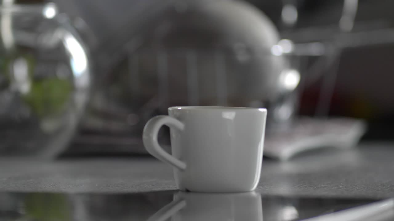 부 테이블 위에 회전하는 커피 컵