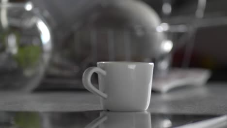 koffiekop draait rond op de keukentafel.