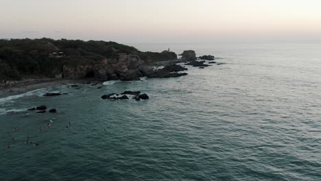 Acantilados-Y-Rocas-Oceánicas-En-Puerto-Escondido-Al-Atardecer---Toma-Aérea-De-Drones