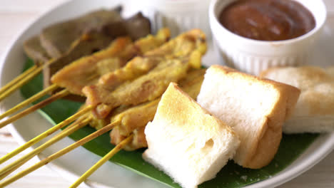 satay de cerdo y satay de hígado con pan y salsa de maní