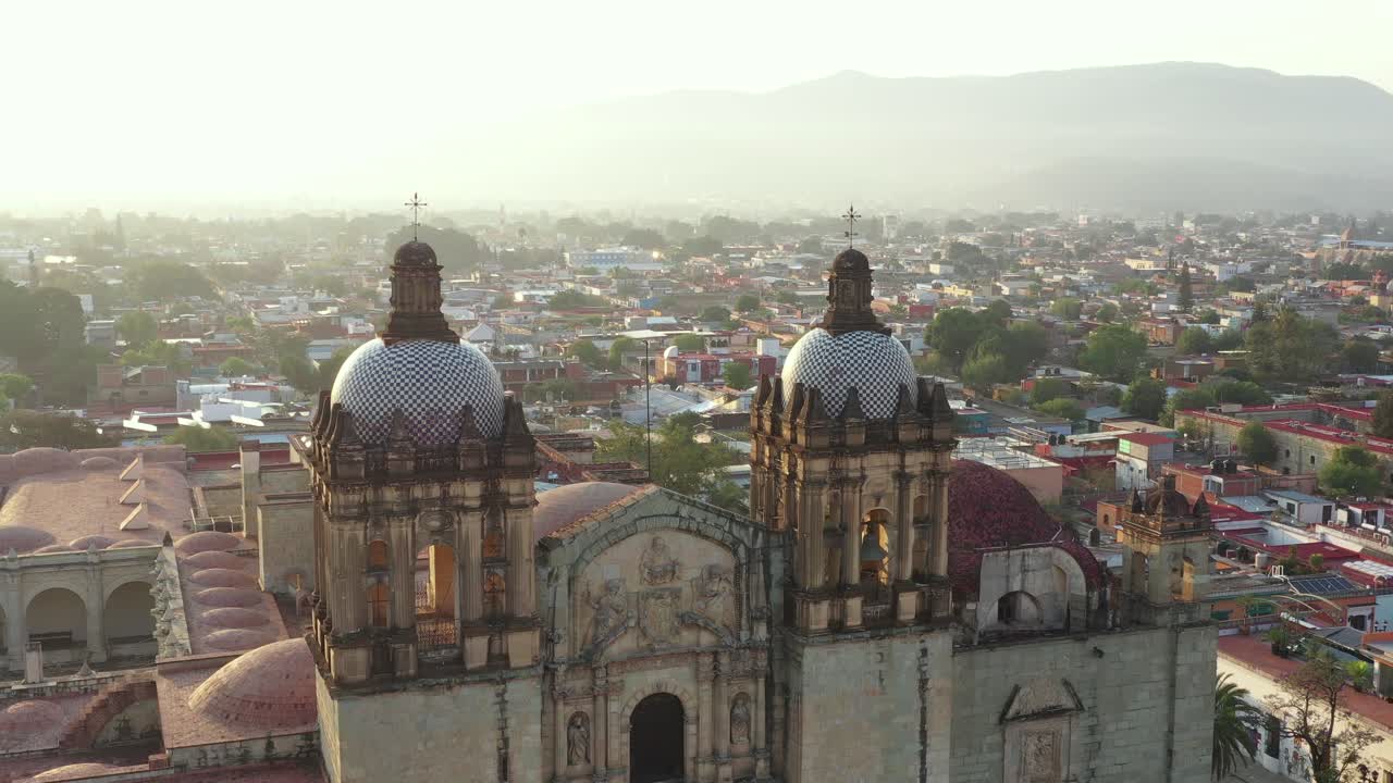 iglesia católica de santo domingo de guzmán, oaxaca, méxico, vista aérea del punto de referencia en el centro histórico, sitio del patrimonio mundial de la unesco, disparo de drones