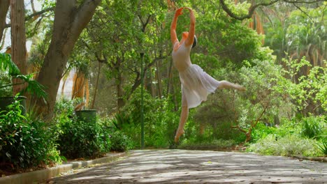 giovane ballerina che balla nel parco 4k