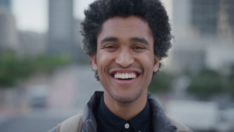 Retrato-Independiente-Joven-Hombre-De-Negocios-De-Raza-Mixta-Riéndose-Disfrutando-De-Un-Estilo-De-Vida-Urbano-Profesional-En-La-Ciudad-Alegre-Peinado-Afro-Masculino-Cámara-Lenta