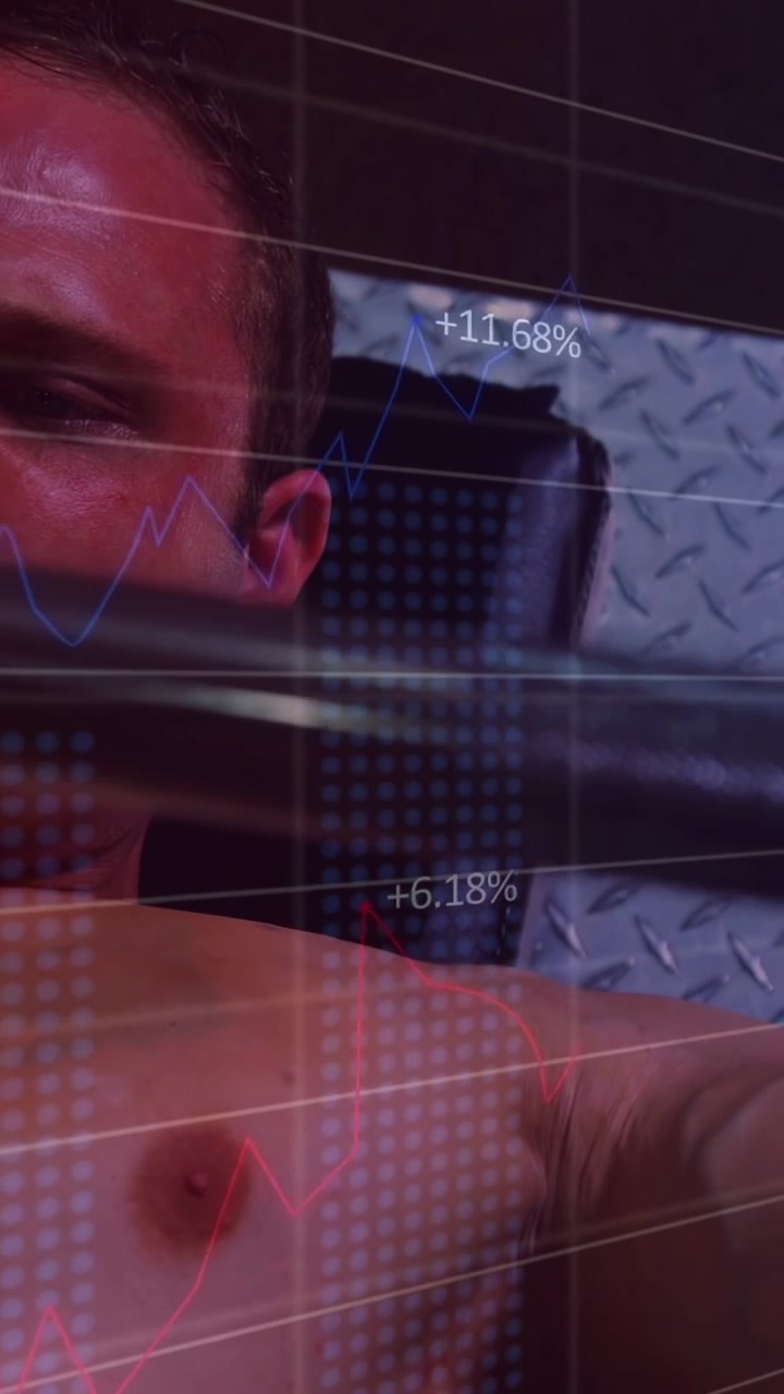 Video verticale: Atleta maschio che impugna un bilanciere, esegue una panca in palestra, con grafici HUD che monitorano i progressi.