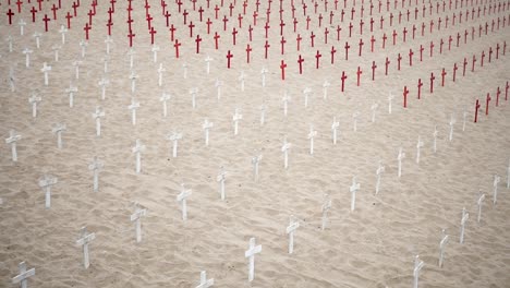 Cruces-Rojas-Y-Blancas-En-La-Playa-De-Arena-Para-Protestar-Y-Manifestarse