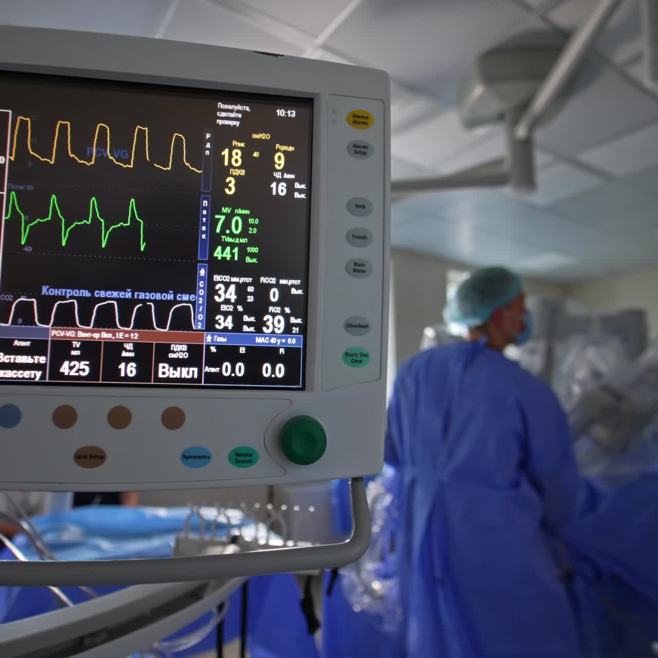 Inquadratura dello schermo nero che mostra i parametri vitali. Monitor del ventilatore polmonare in funzione durante l'operazione. Robot Da Vinci sullo sfondo sfocato