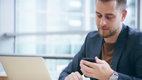 Ein-Hübscher-Junger-Geschäftsmann,-Der-An-Seinem-Laptop-Arbeitet