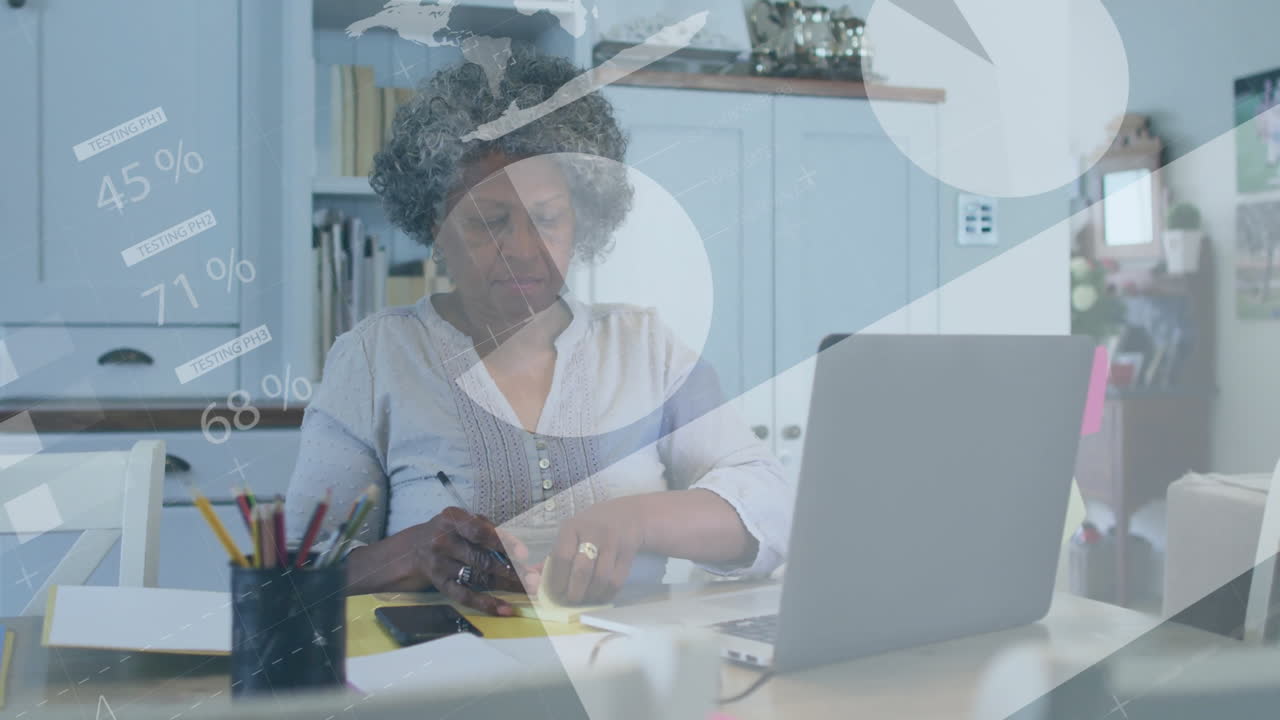 Animação de processamento de dados financeiros sobre mulher afro-americana idosa usando laptop