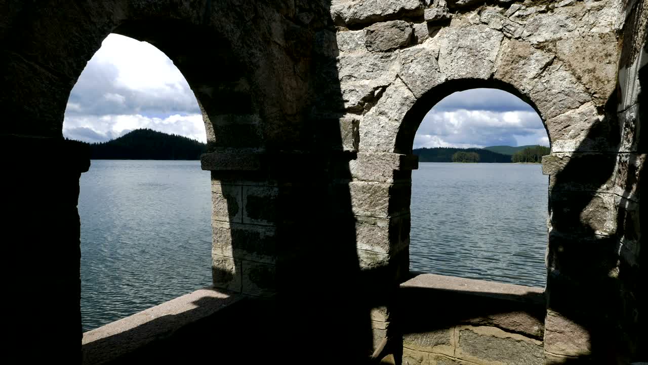 물 속의 반사와 함께 물 풍경의 시간 흐름