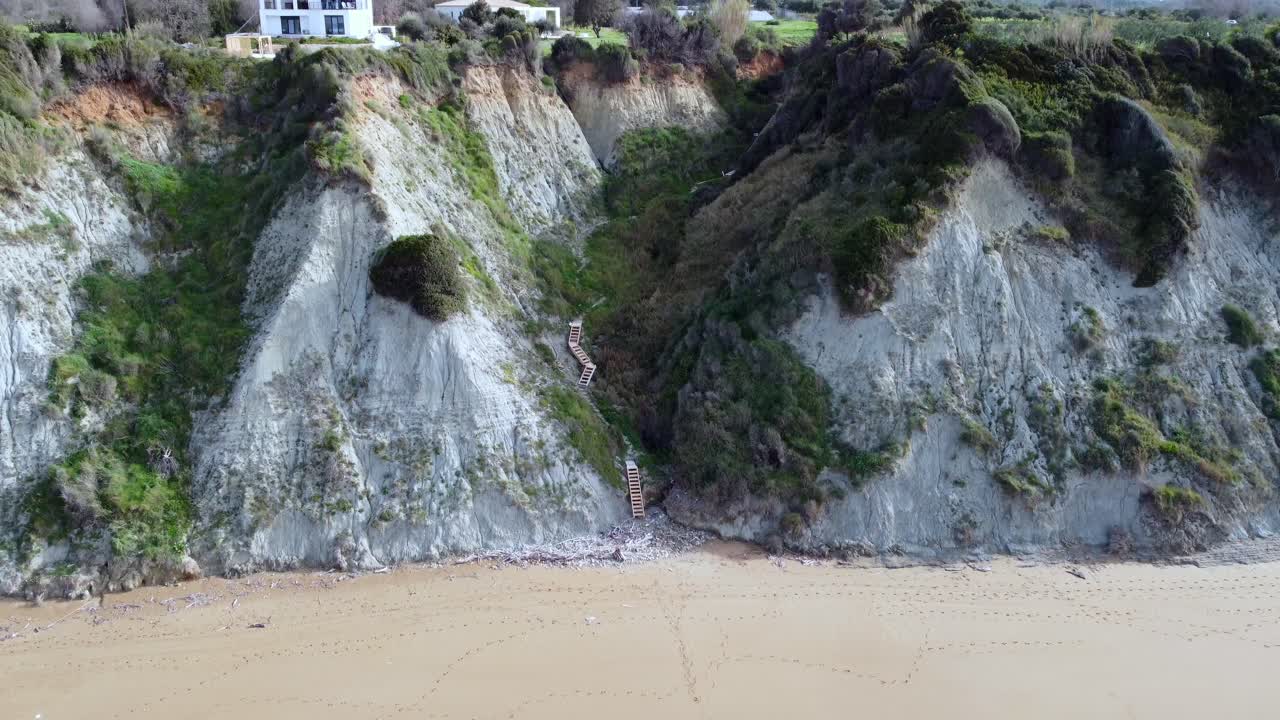 버터 같은 부드러운 조감도 비행이 천천히 낙원의 야생 자연 협곡 꿈의 해변 마라티아스 말리부 코르푸 그리스 4k 시네마틱 뷰의 드론 영상 럭셔리 빌라 아래로 가라앉고 있습니다.