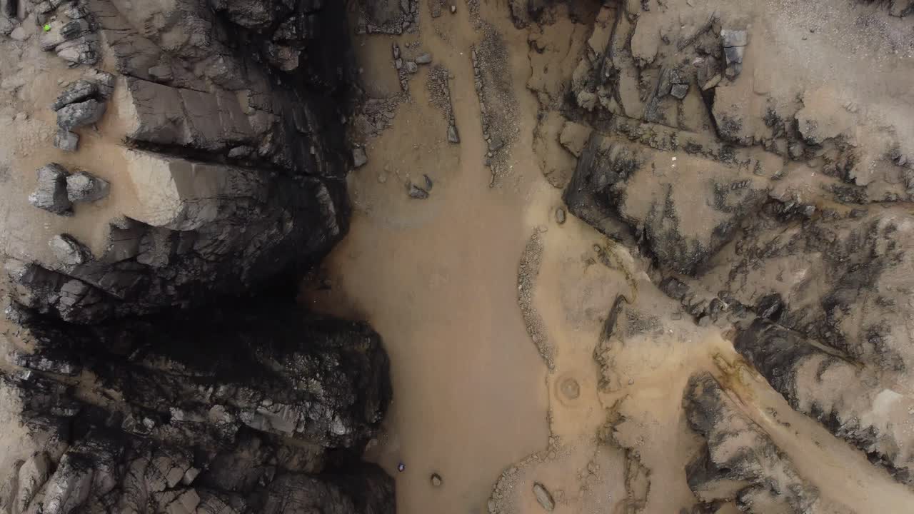 video de arriba hacia abajo de un desfiladero, barranco o cañón