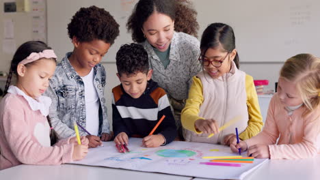 niños en el aula, dibujando