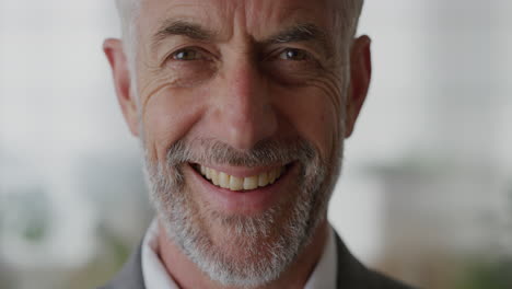 retrato de cerca hombre de negocios sénior confiado riendo disfrutando del éxito de la carrera profesional cámara lenta líder corporativo