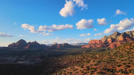 4k nagrania z dronów lotniczych dolina w czerwonych formacjach skalnych sedona o zachodzie słońca w arizonie