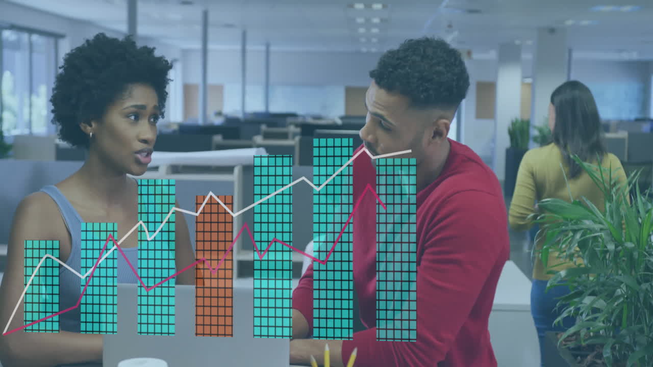 Animazione dell'elaborazione dei dati finanziari su diversi uomini d'affari in ufficio