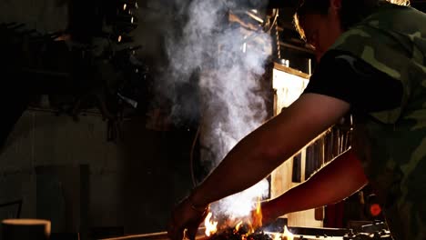 Schmied-Brennt-Feuer-Am-Kamin