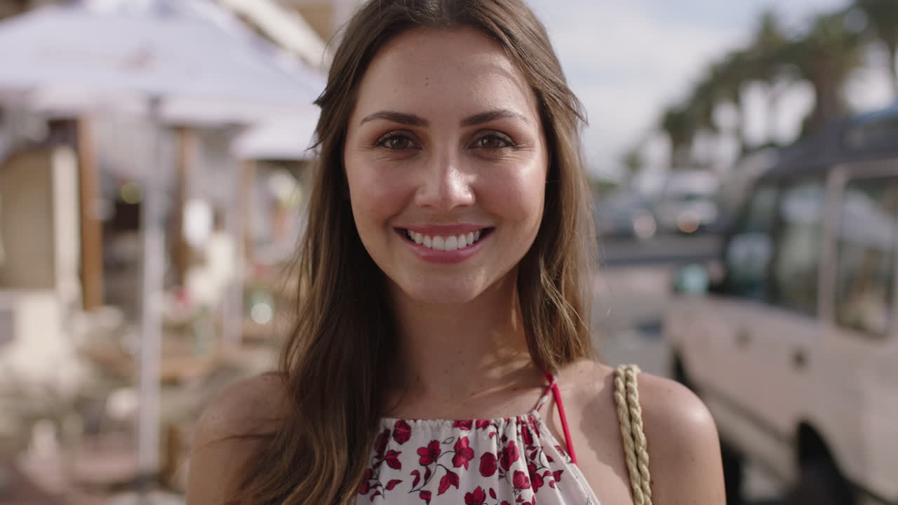 retrato de una hermosa mujer joven sonriendo feliz de vacaciones disfrutando del sol al aire libre