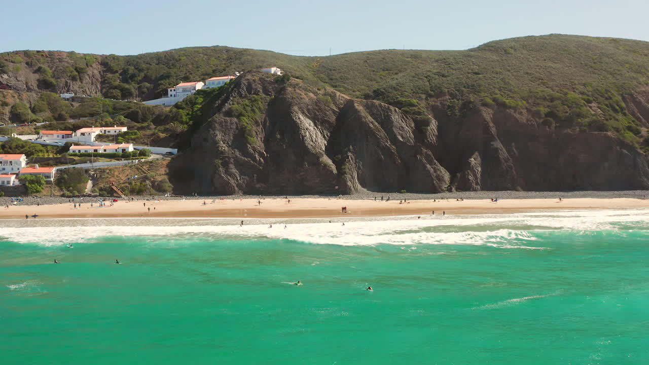 Aerea: la città di Arrifana con persone che fanno surf