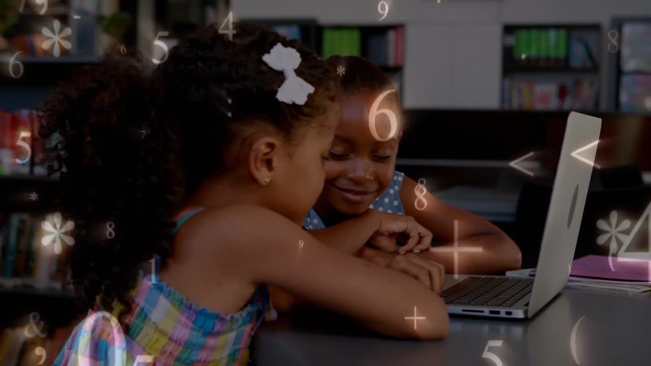 Alunos usando laptop enquanto números e símbolos se movem
