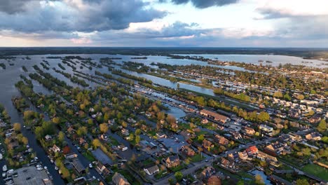 Vista-Aérea-De-Drones-En-Vinkeveense-Plassen-En-Vinkeveen,-Países-Bajos