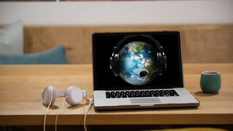 Animación-De-Un-Globo-Terráqueo-Girando-Con-Auriculares-En-La-Pantalla-De-Una-Computadora.