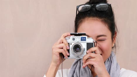 Asiatischer-Hipster,-Der-Ein-Foto-Macht