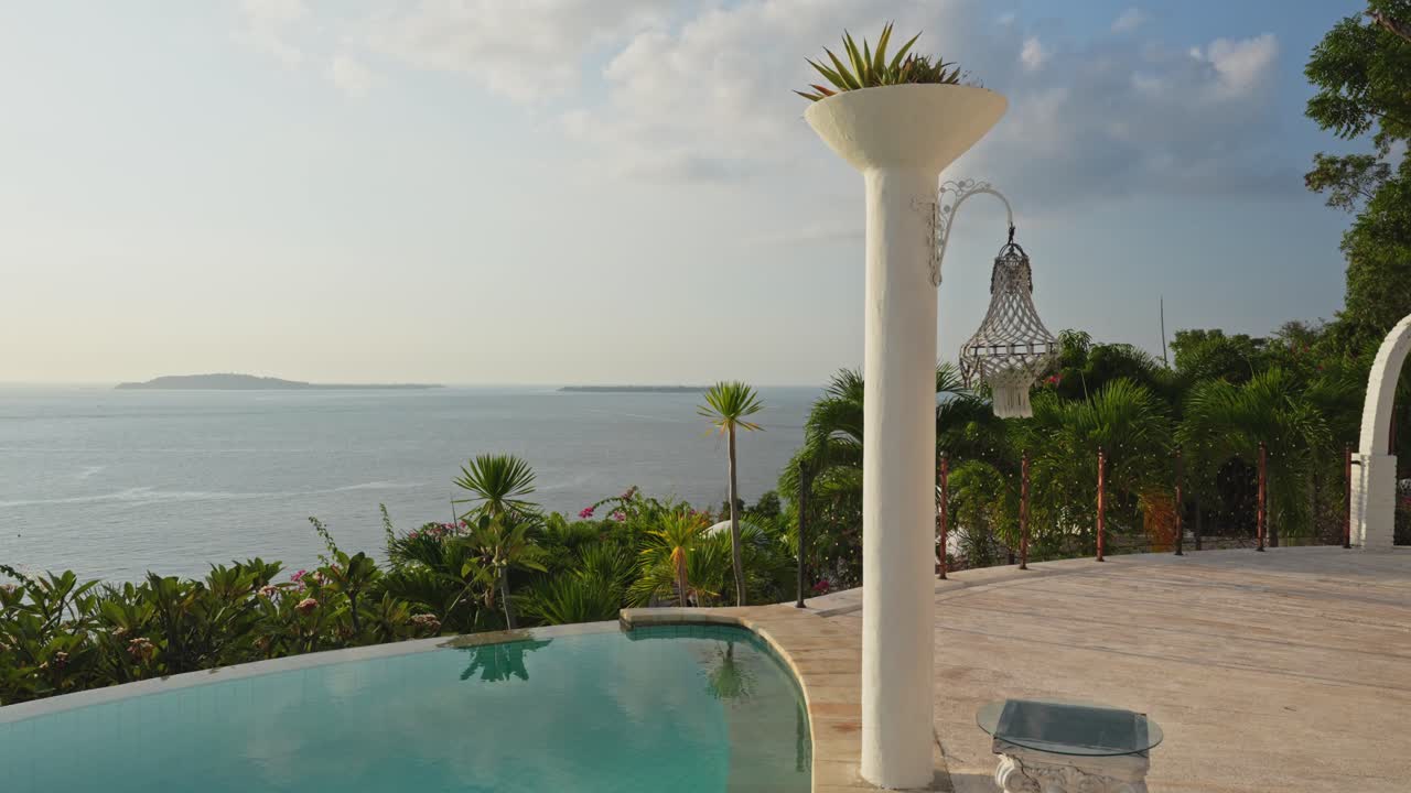 pequeñas villas de cúpula de estilo bohemio en las estribaciones de lombok, indonesia