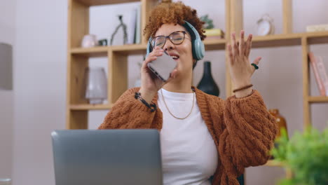 cantando, portátil y mujer con trabajo desde casa
